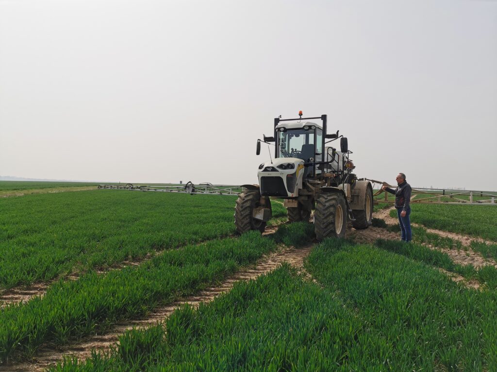Tracteur Agraé dans un champ