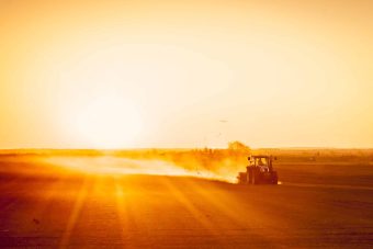 Tracteur au soleil couchant
